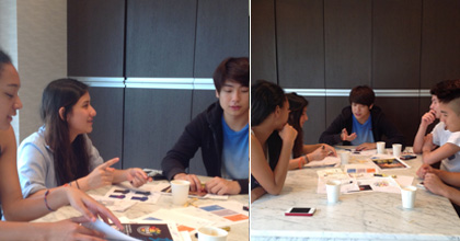 色々なことを語り合う仲間の写真