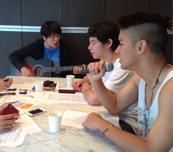 世界中の音楽を100曲以上聴きました